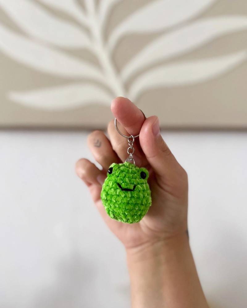 Frosch Schlüsselanhänger Frog Deko Gehäkelt Amigurumi Häkelfigur Accessoires Crochet Handgefertigt Geschenkidee Frosch Schlüsselanhänger Frog Deko Gehäkelt Amigurumi Häkelfigur Accessoires Crochet Handgefertigt Geschenkidee von LivingKunst