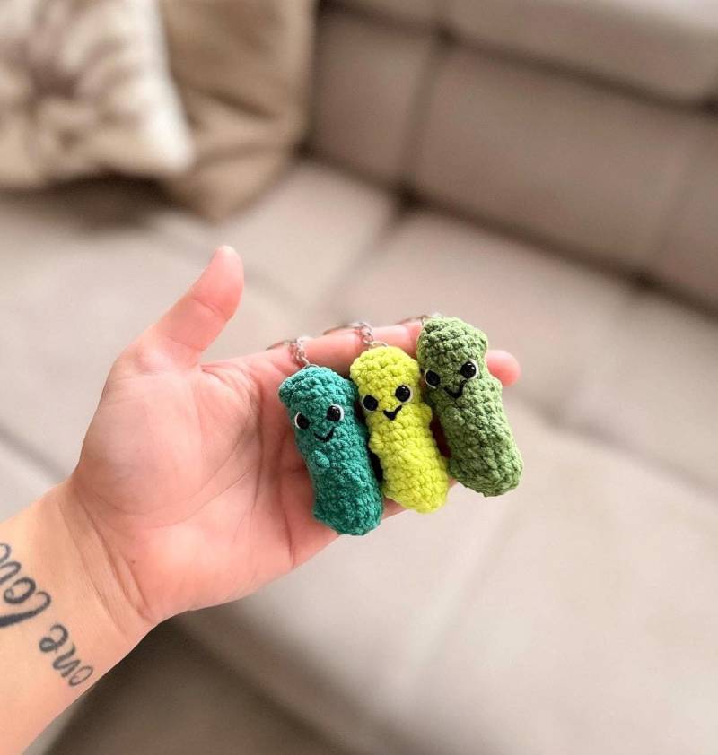Gehäkelte Gurke Cucumber Figur Schlüsselanhänger Amigurumi Häkelfigur Gehäkelt Accessoires Crochet Plüschfigur Geschenk von LivingKunst