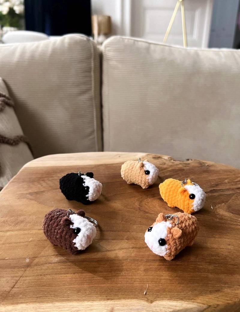 Guinea Pig Schlüsselanhänger Gehäkelt Amigurumi Häkelfigur Meerschweinchen Crochet Plüschfigur Handgefertigt Geschenkidee Guinea Pig Schlüsselanhänger Gehäkelt Amigurumi Häkelfigur Meerschweinchen Crochet Plüschfigur Handgefertigt Geschenkidee von LivingKunst