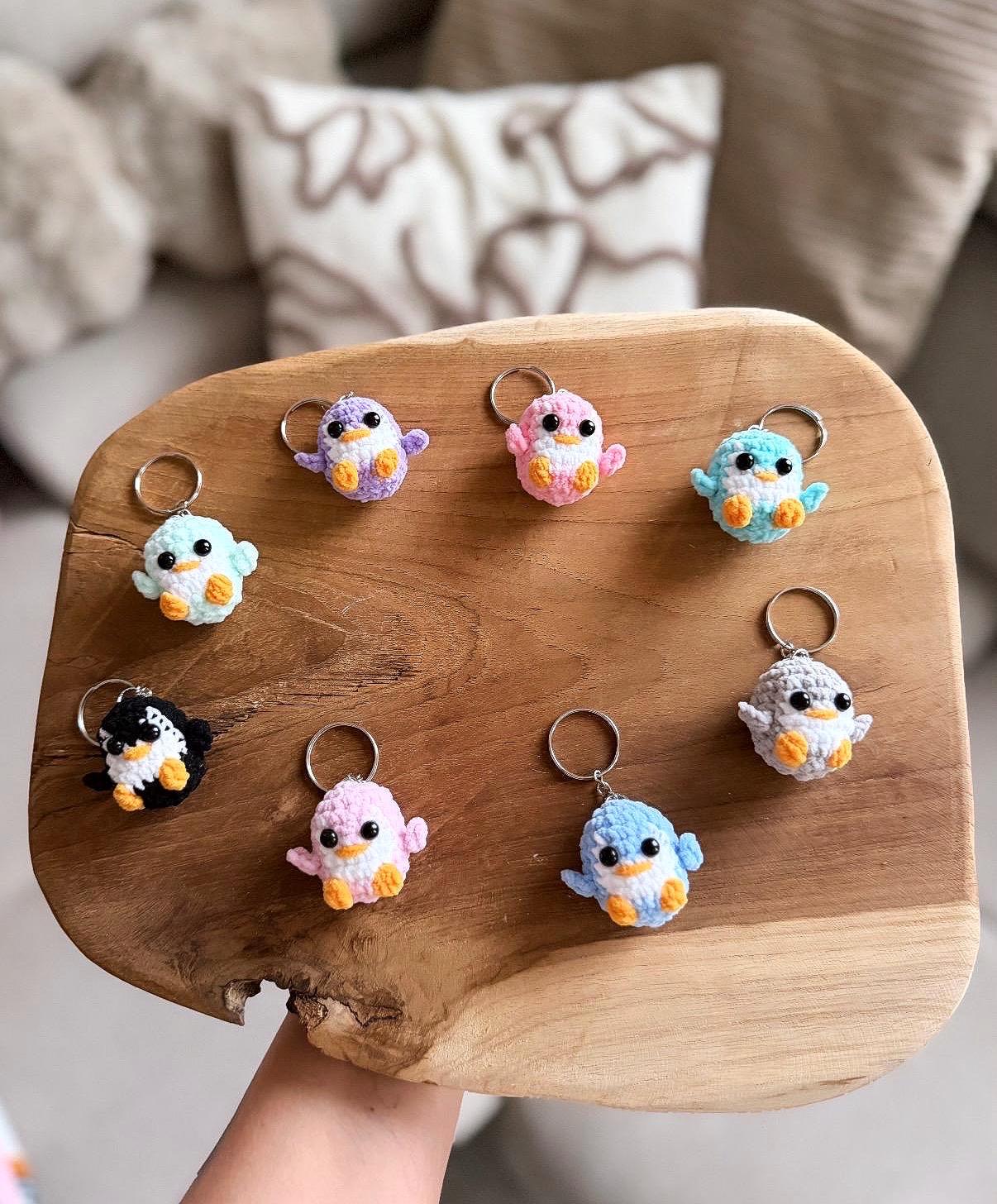 Pinguin Schlüsselanhänger Penguin Deko Gehäkelt Amigurumi Häkelfigur Accessoires Crochet Anhänger Geschenkidee von LivingKunst