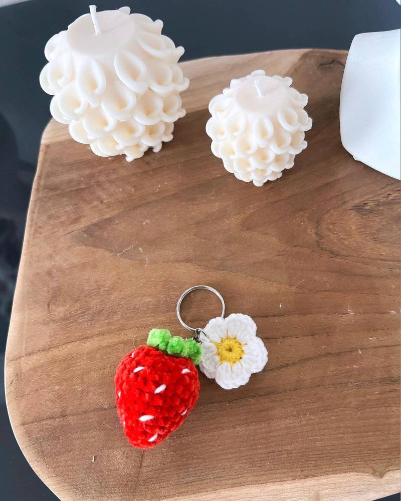 strawberry Schlüsselanhänger Flower Erdbeere Gehäkelt Amigurumi Häkelfigur Accessoires Crochet Handgefertigt Geschenkidee von LivingKunst