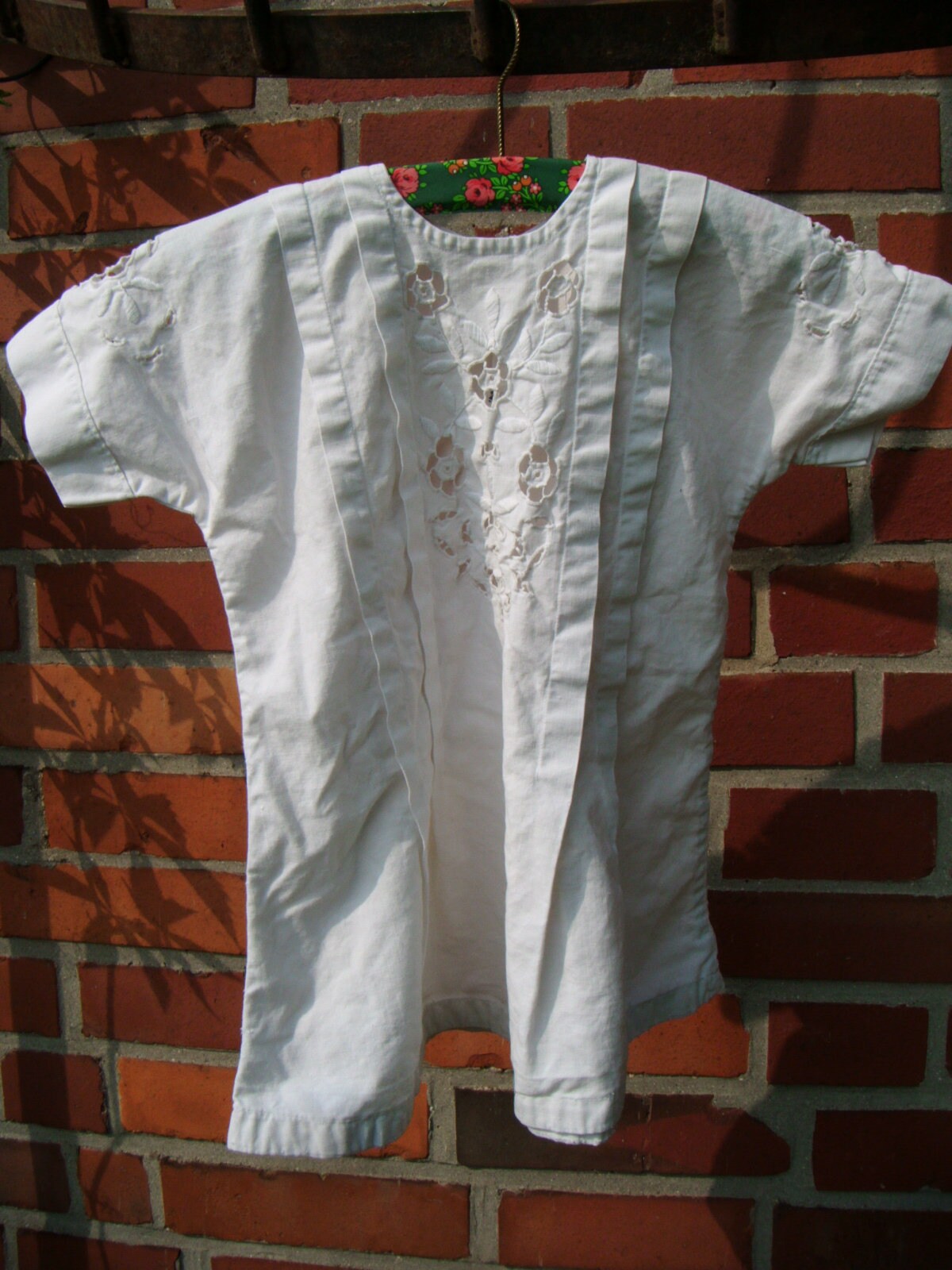 Babykleidchen Aus Leinen Mit Stickerei Wiesenkind Lebe Vintage Pimp-Factory.de Babykleidchen Aus Leinen Mit Stickerei Wiesenkind Lebe Vintage Pimp-Factory.de von LivingVintageDE