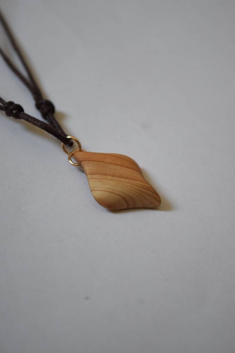 Geschwungene Holzraute Geschwungene Holzraute von Livingwoodjewelry
