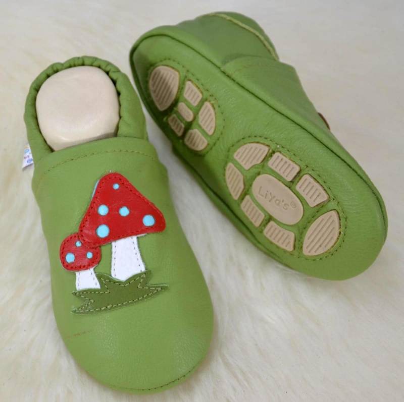 Liya's Hausschuhe Lederpuschen Lauflernschuhe - #611 Fliegenpilz in Grasgrün von LiyasShop