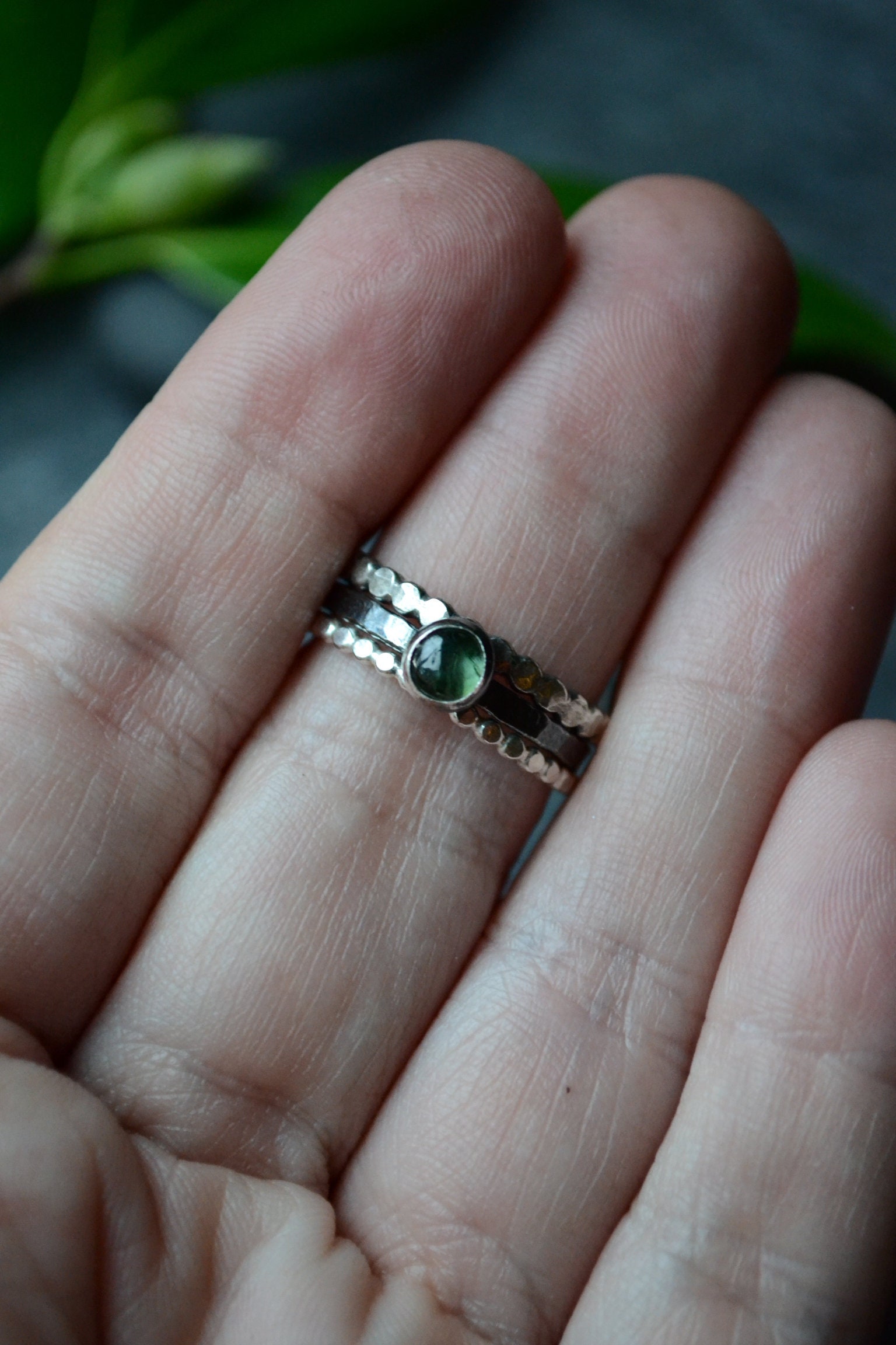Grüner Turmalin Stacker Ring Set in Sterling Größe 17 von LizGrantDesigns
