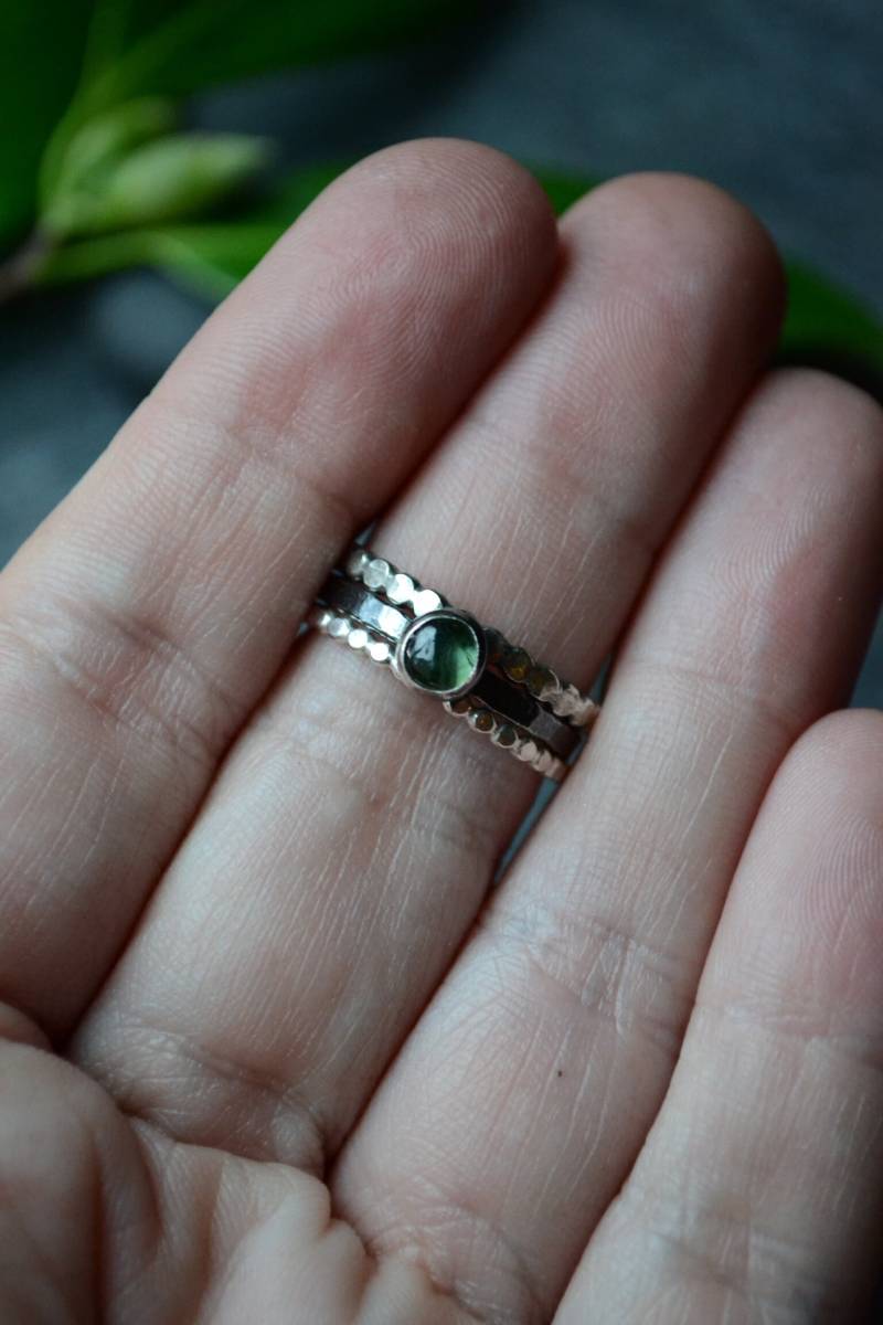Grüner Turmalin Stacker Ring Set in Sterling Größe 17 Grüner Turmalin Stacker Ring Set in Sterling Größe 17 von LizGrantDesigns