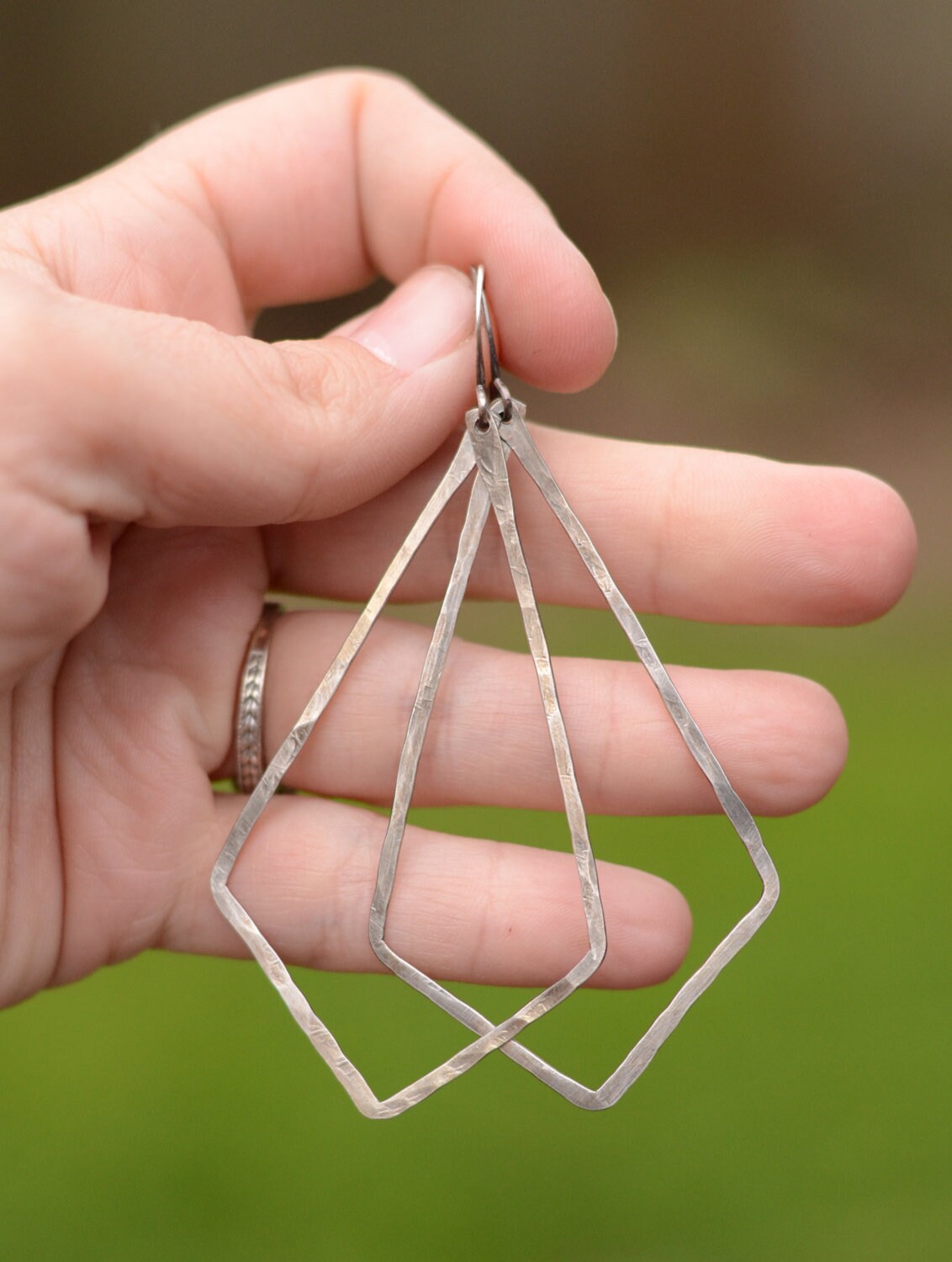 Rustikaler Oxidierter Sterling Silber Gehämmerter Diamant Hoop Größe L von LizGrantDesigns
