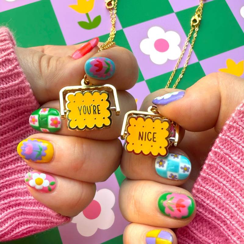 Nikki Mcwilliams X Liz Harry You're Nice Keks Emaille Fidget Halskette - Drehen Foodie Illustrierte Anhänger Goldkette Nikki Mcwilliams X Liz Harry You're Nice Keks Emaille Fidget Halskette - Drehen Foodie Illustrierte Anhänger Goldkette von LizHarry