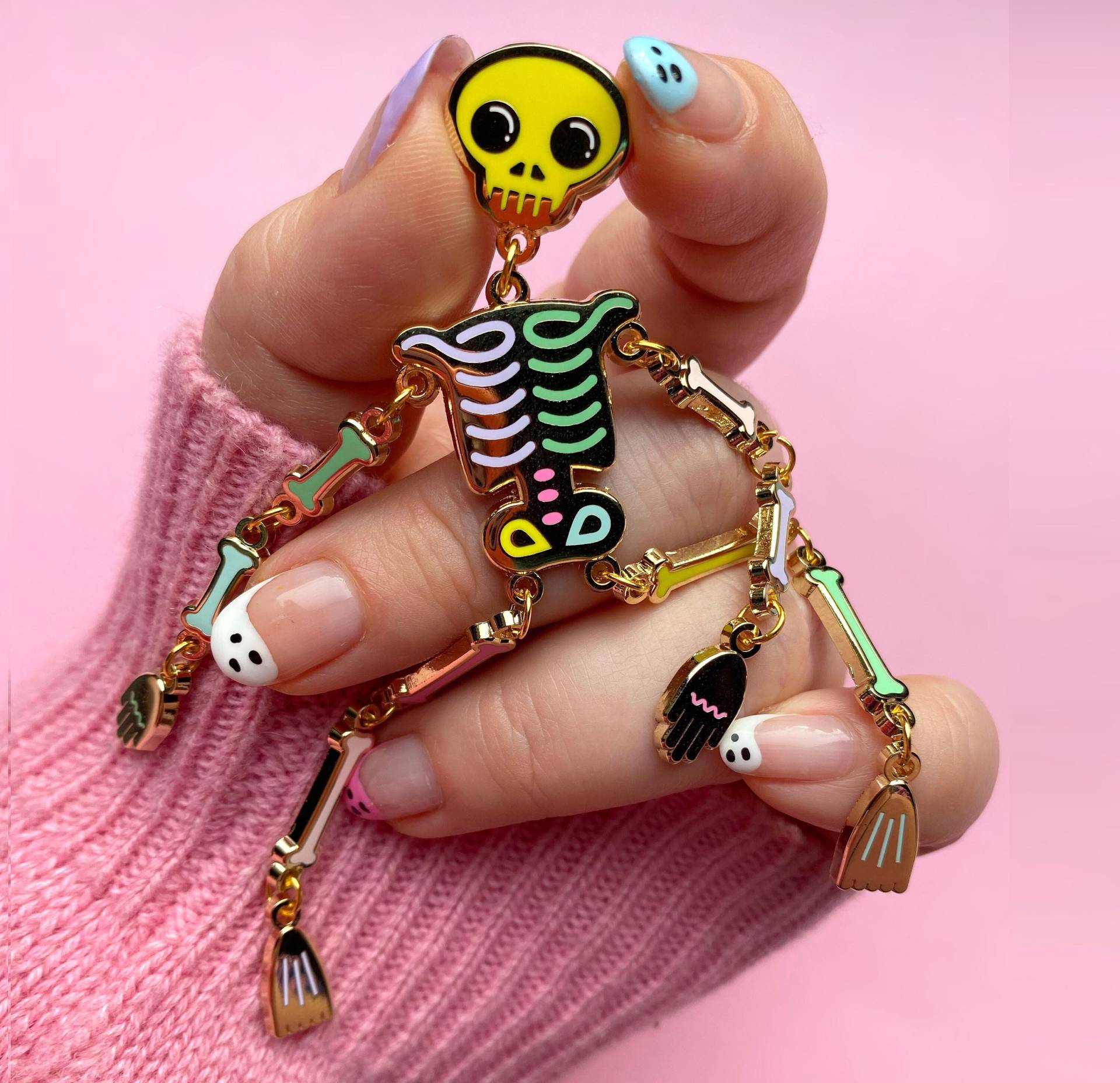 Pastell Und Gold Kawaii Statement Xl Gelenk-Emaille Pin - Süße Gruselige Skelett Brosche Pastell Und Gold Kawaii Statement Xl Gelenk-Emaille Pin - Süße Gruselige Skelett Brosche von LizHarry