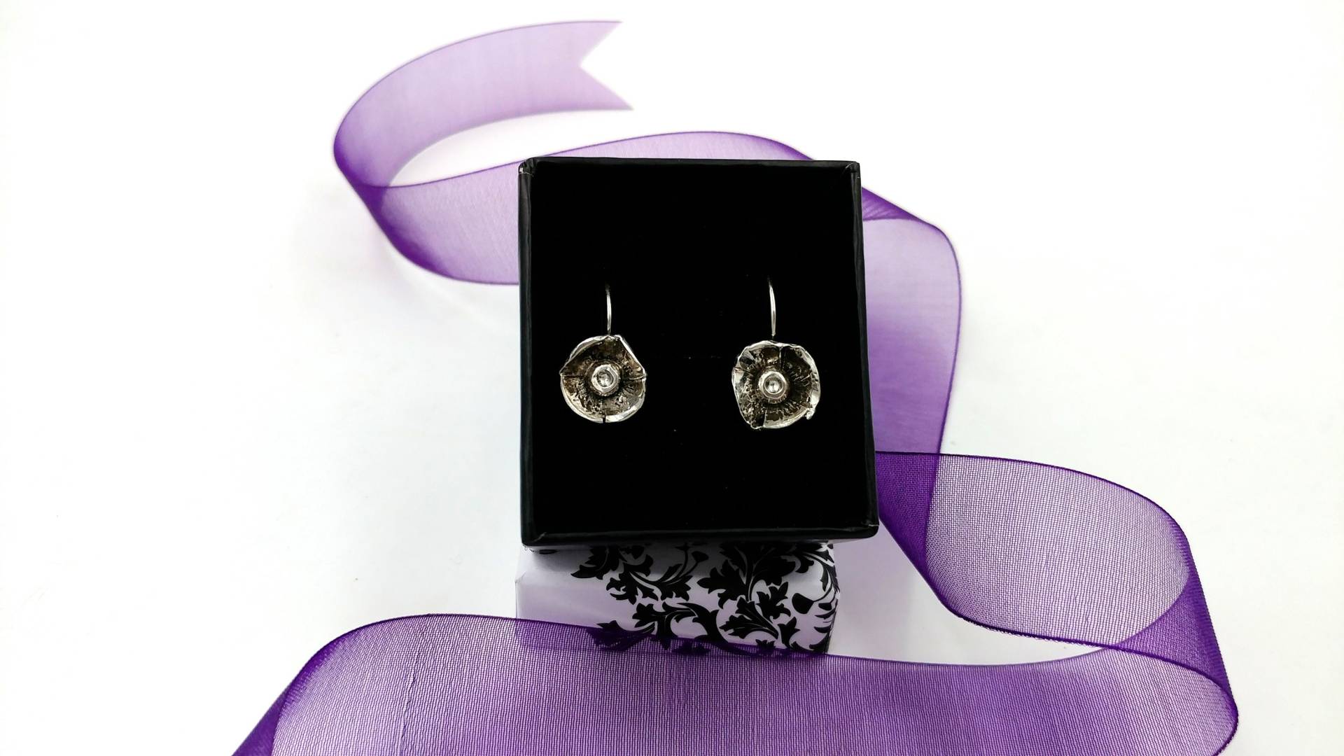 Baumelnde Sterling Silber Mohnblumen Ohrringe Baumelnde Sterling Silber Mohnblumen Ohrringe von LizHorneDesigns