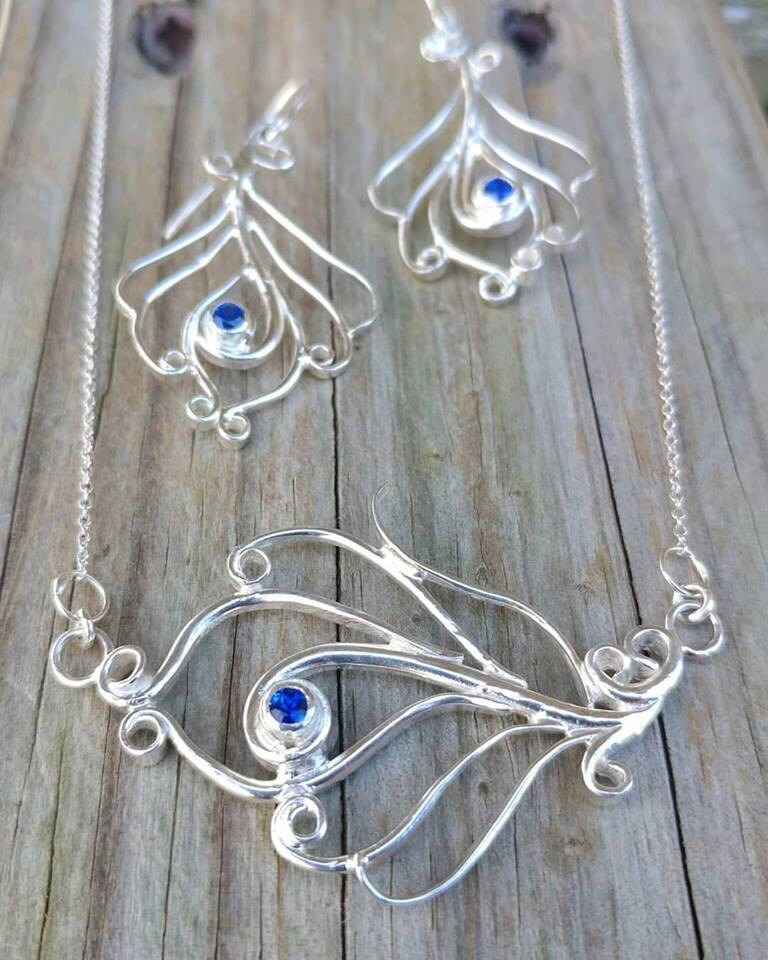 Pfauenfeder Halskette Und Ohrring Set Mit Blauen Saphir Pfauenfeder Halskette Und Ohrring Set Mit Blauen Saphir von LizHorneDesigns