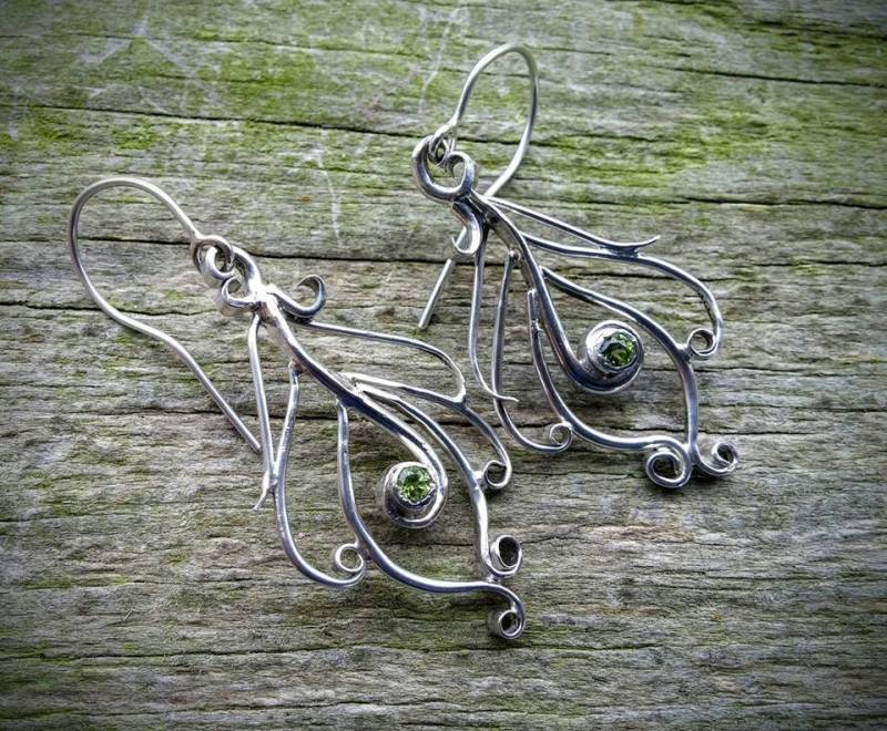 Pfauenfeder Ohrringe Mit Peridot von LizHorneDesigns