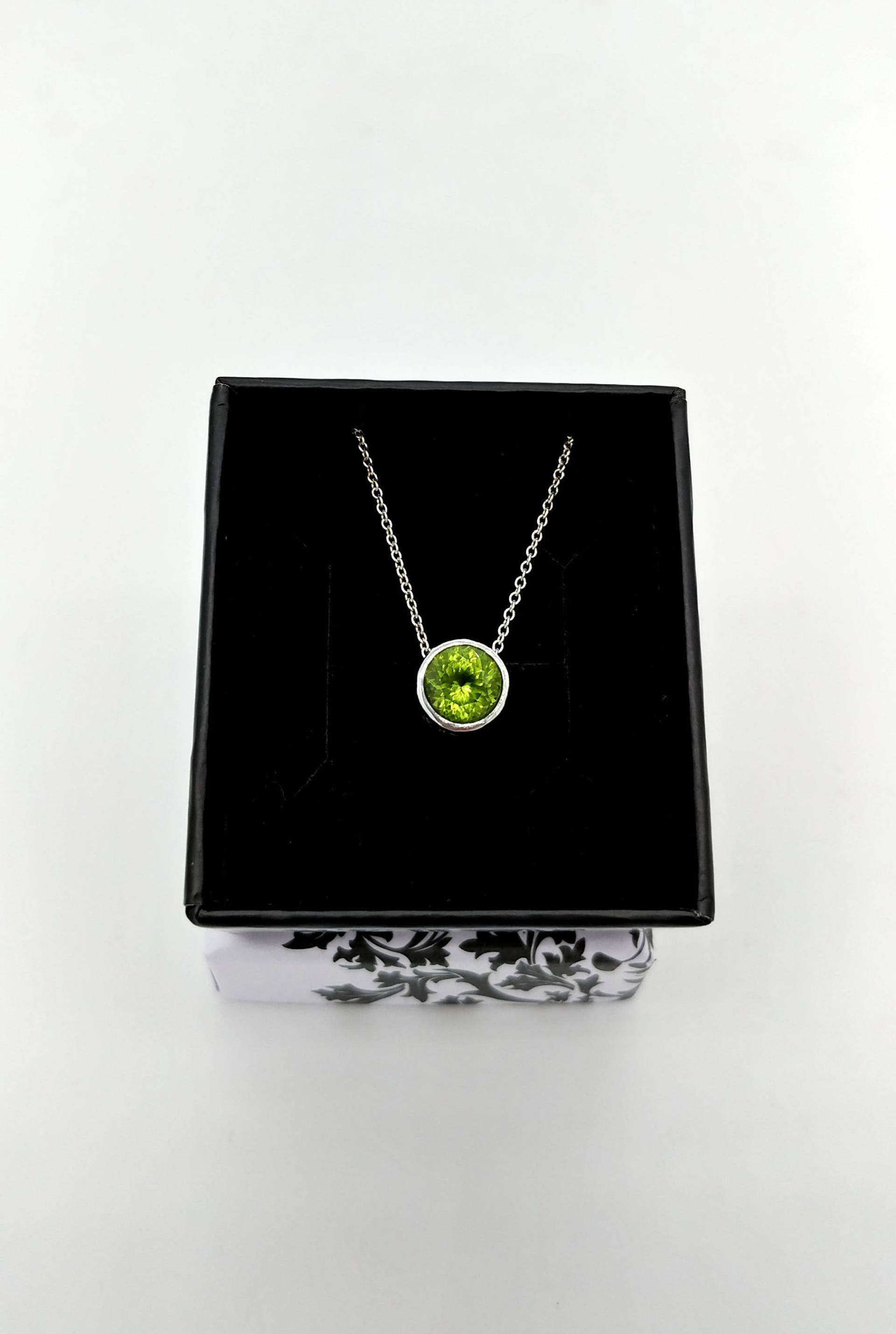 sterling Silber Floating Peridot Halskette sterling Silber Floating Peridot Halskette von LizHorneDesigns