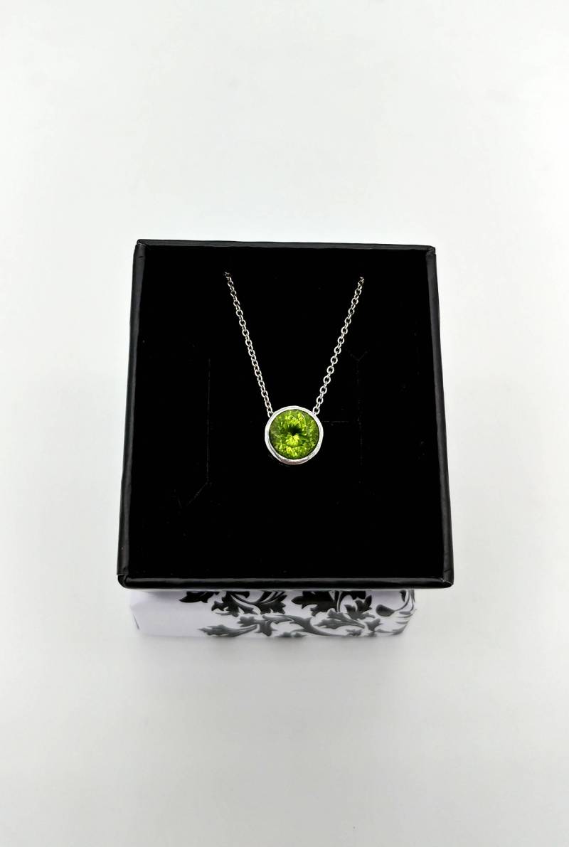sterling Silber Floating Peridot Halskette sterling Silber Floating Peridot Halskette von LizHorneDesigns