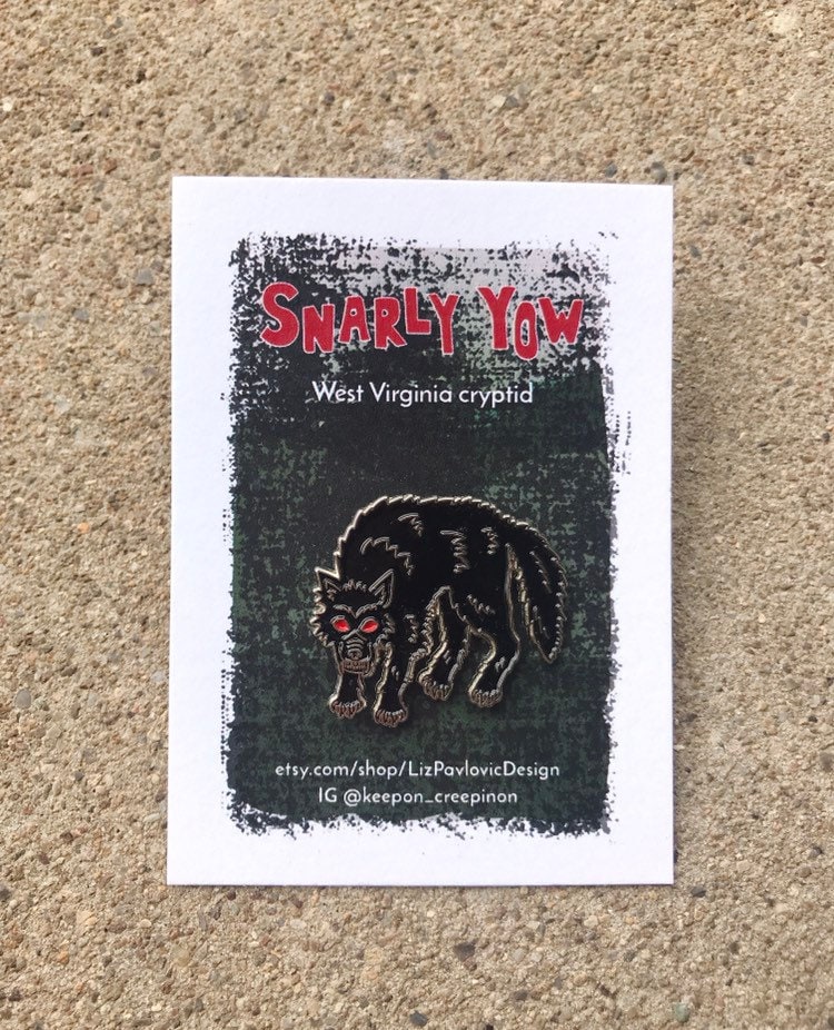 Snarly Yow Emaille Pin Snarly Yow Emaille Pin von LizPavlovicDesign