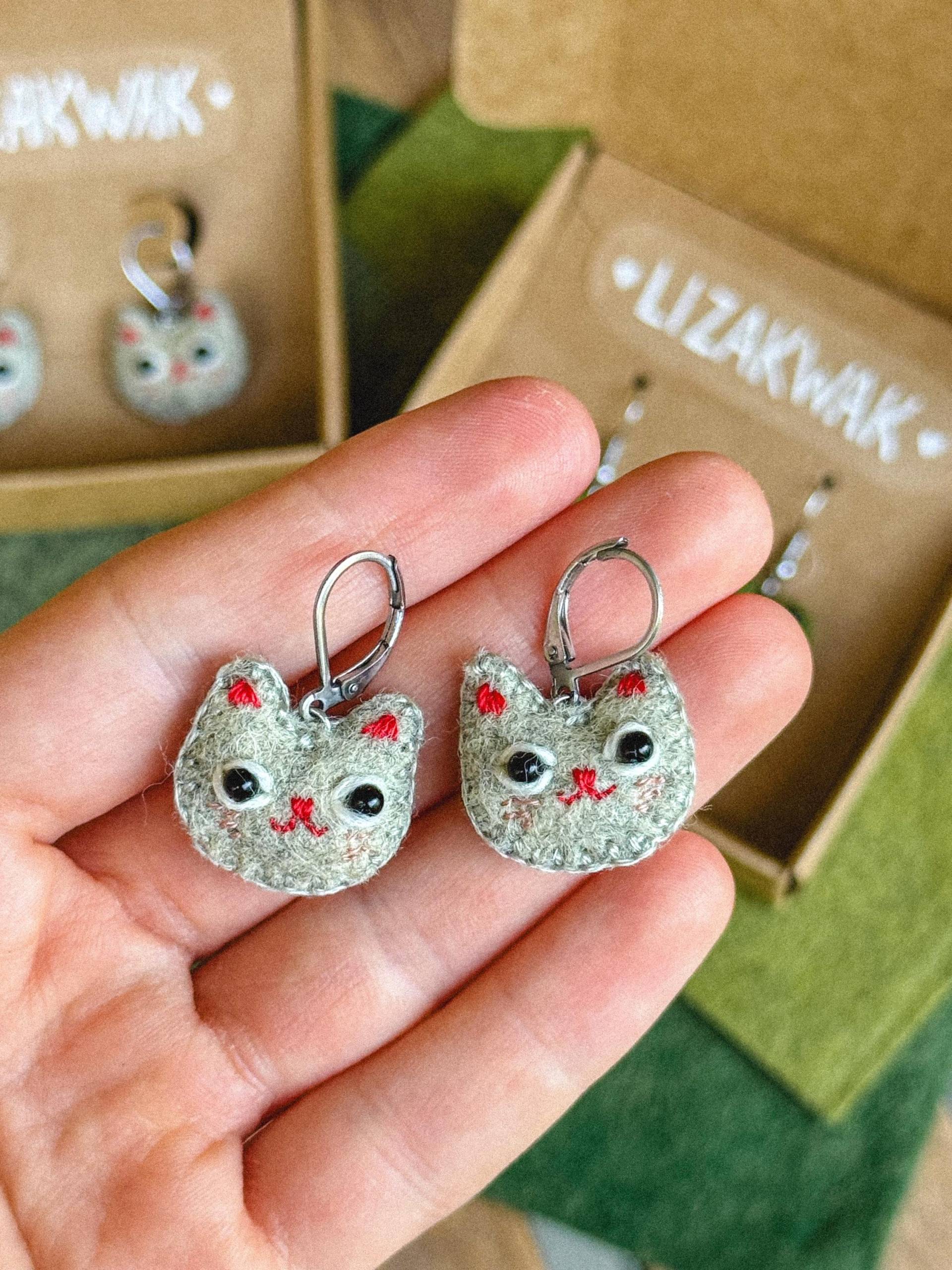 Kleine Filz Katze Ohrringe Handgemachte Wolle Cottagecore Schmuck Kleine Filz Katze Ohrringe Handgemachte Wolle Cottagecore Schmuck von LizaKwakKnits