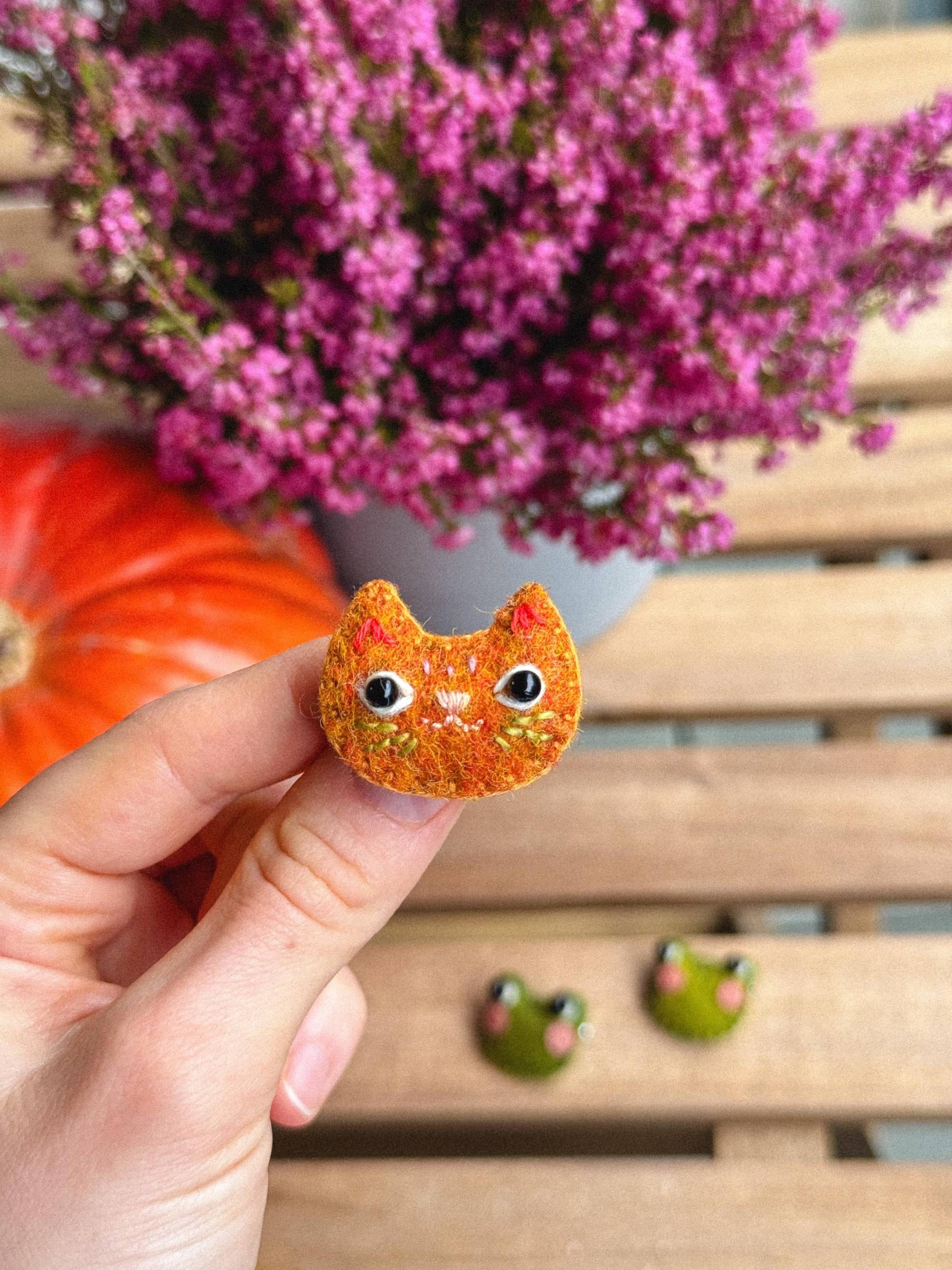 Süße Filz Brosche, Katze Oder Frosch, Handgemachte Wolle Tier Pin, Cottagecore Geschenk, Kawaii Jacke Anstecknadel Süße Filz Brosche, Katze Oder Frosch, Handgemachte Wolle Tier Pin, Cottagecore Geschenk, Kawaii Jacke Anstecknadel von LizaKwakKnits