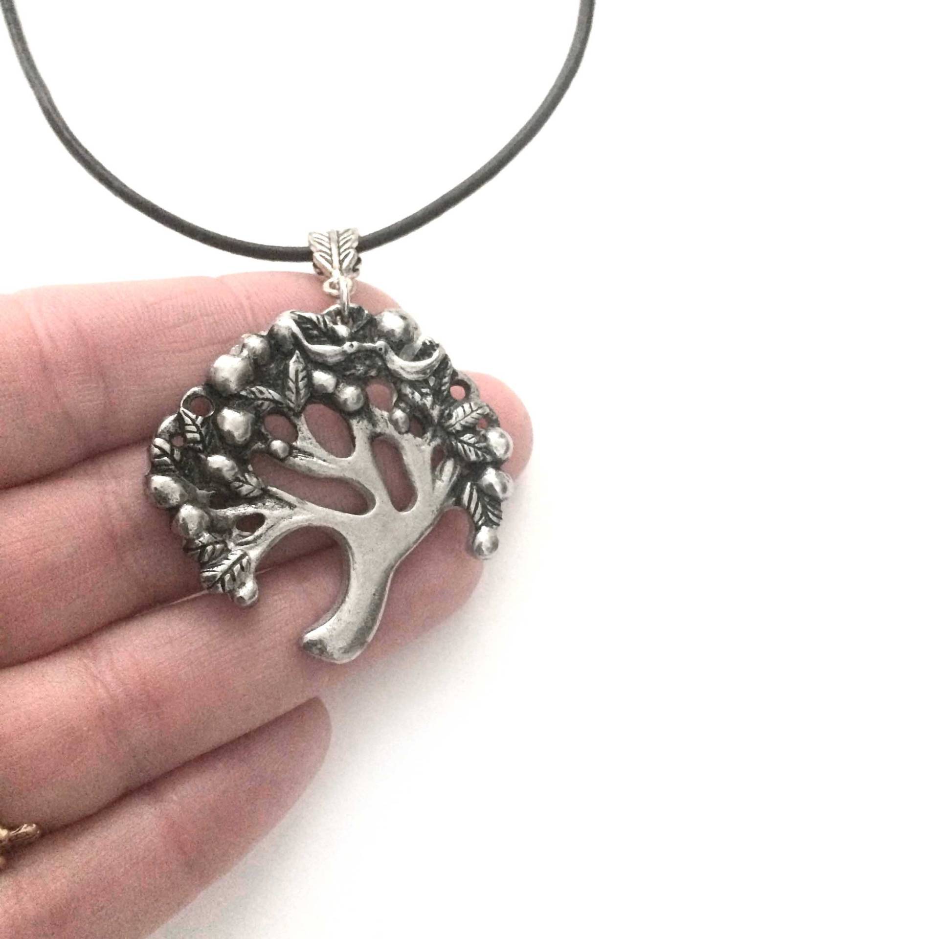 Baum Des Lebens Anhänger Halskette Zinn Handgefertigt Aus Einer Original Schnitzerei Baum Des Lebens Anhänger Halskette Zinn Handgefertigt Aus Einer Original Schnitzerei von LizaPaizisCreations