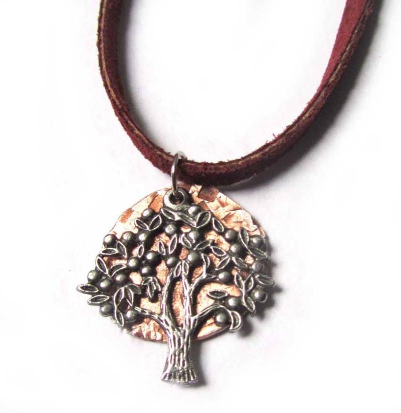 Baum Des Lebens Kleine Anhänger Halskette Charme Mit Gehämmert Kupfer Penny Baum Des Lebens Kleine Anhänger Halskette Charme Mit Gehämmert Kupfer Penny von LizaPaizisCreations