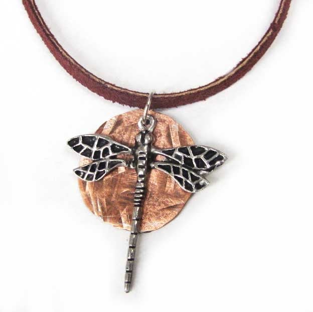 Libelle Kleiner Anhänger Halskette Jugendstil Charm Mit Gehämmertem Kupfer Penny Gratis Versand Usa Libelle Kleiner Anhänger Halskette Jugendstil Charm Mit Gehämmertem Kupfer Penny Gratis Versand Usa von LizaPaizisCreations