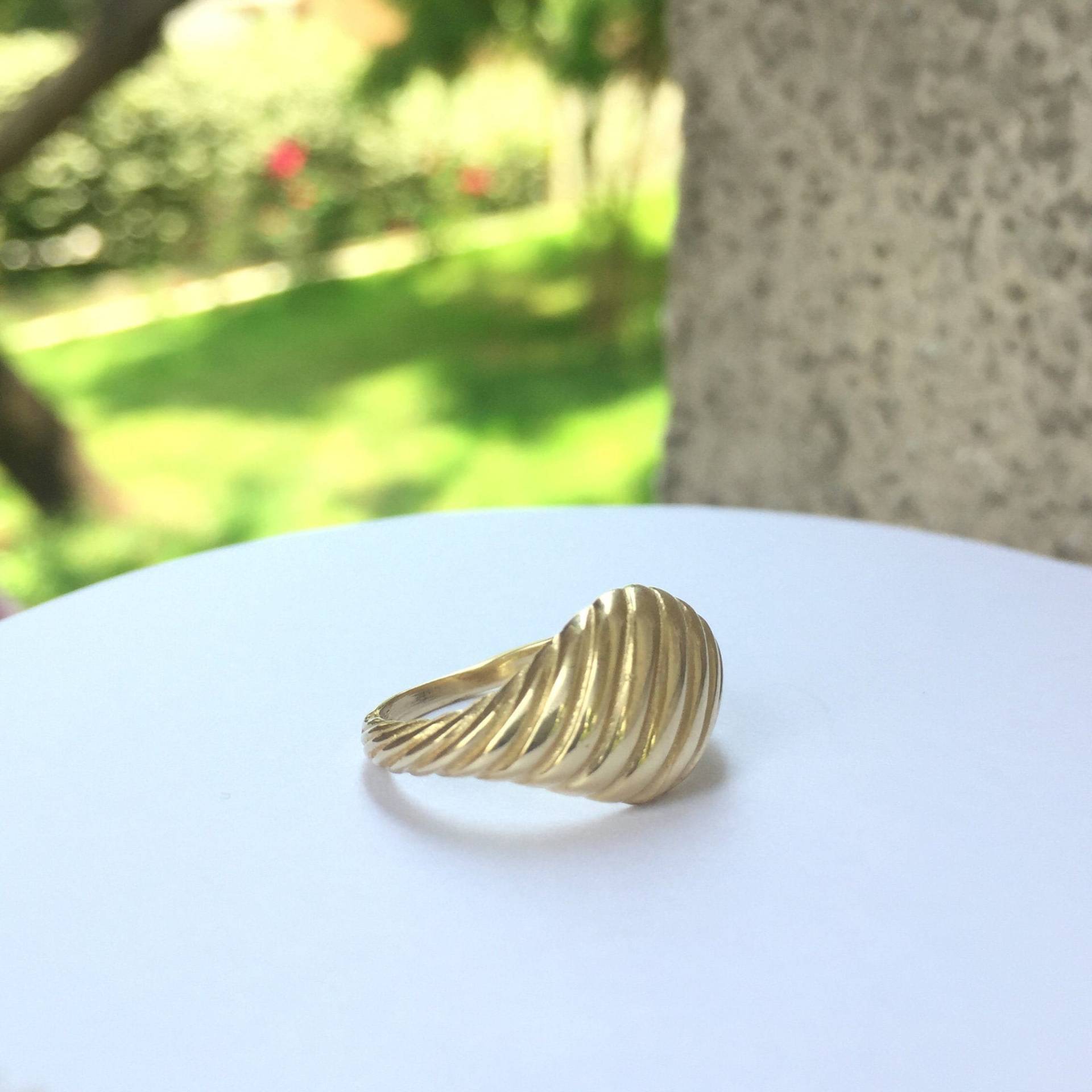 Gold Croissant Dome Ring 14K Solid Minimale Handgemachter Feiner Schmuck Twisted Bubble Geschenk Für Sie von LizdorJewelry