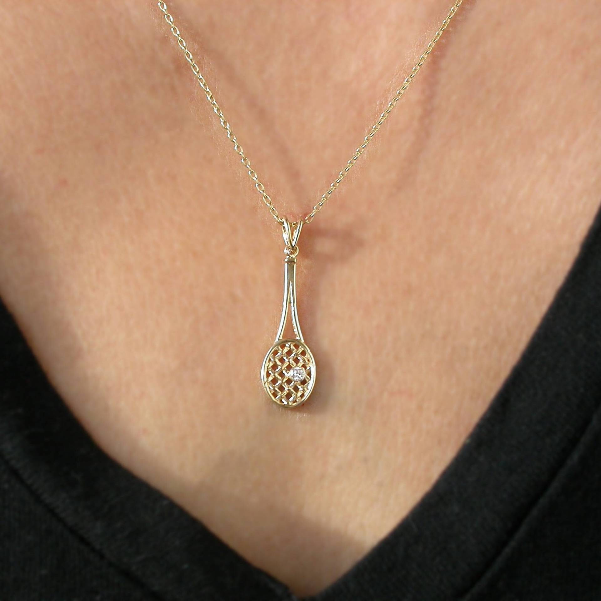 Tennisschläger Halskette 14K Solid Gold Diamant Edelstein Suports Liebhaber Weihnachtsgeschenk Geburtstagsgeschenk Handmade Fine Jewelry von LizdorJewelry