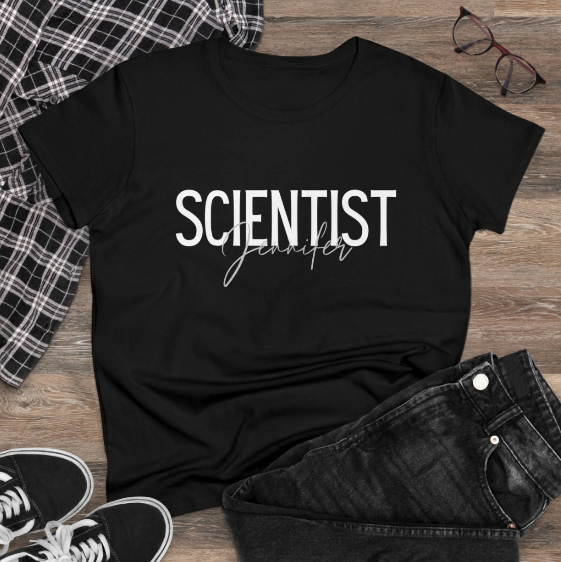 Personalisiertes Wissenschaftler Shirt, Geschenk, Benutzerdefinierte Namen, Abschluss, Wissenschaft, Frauen in Der Forscher Personalisiertes Wissenschaftler Shirt, Geschenk, Benutzerdefinierte Namen, Abschluss, Wissenschaft, Frauen in Der Forscher von Lizisbase