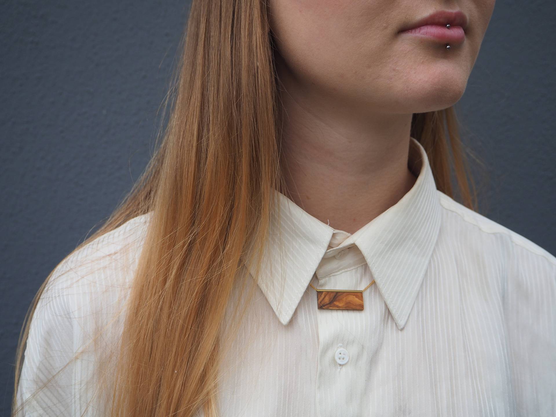 Filigrane Olivenholzkette Mit Goldfarbenen Tube von LizoAccessoires