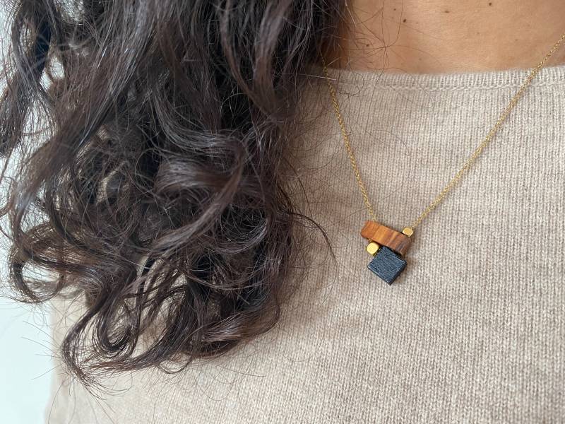 Kurze Goldfarbene Kette Olivenholz Stäbchen, Schwarzes Holzviereck, Goldperlen von LizoAccessoires