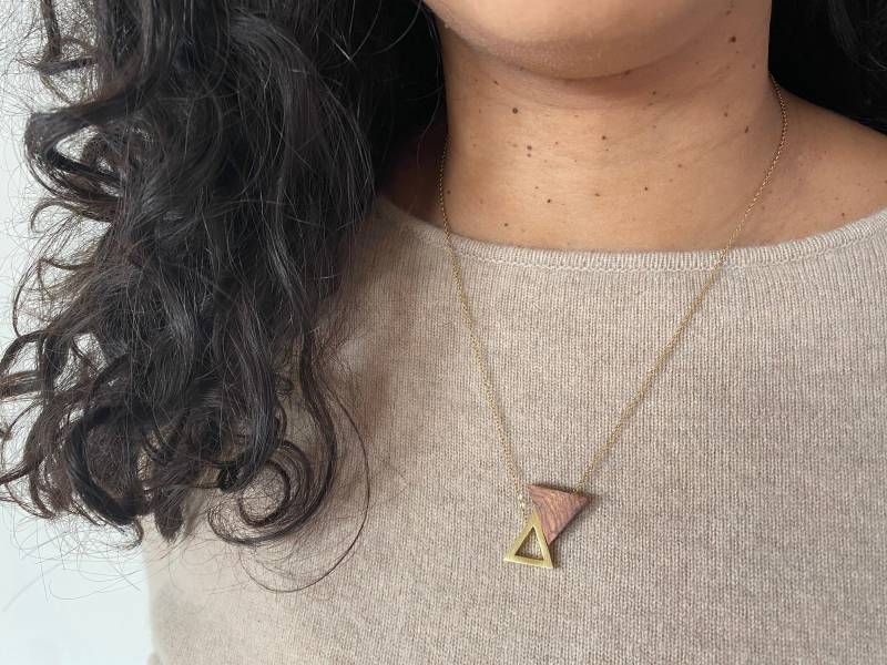 Kurze Kette Dreieck Olivenholz Goldfarben von LizoAccessoires
