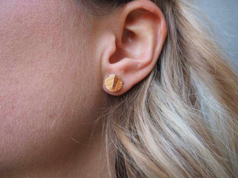 Olivenholz Ohrstecker Rund Halb Goldfarben von LizoAccessoires