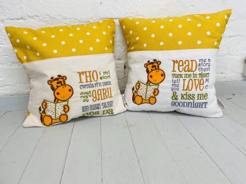 Niedliches Giraffen-Kinderlesebuchkissen Verfügbar in Englisch Oder Walisisch Niedliches Giraffen-Kinderlesebuchkissen Verfügbar in Englisch Oder Walisisch von LizzieDixonDesigns