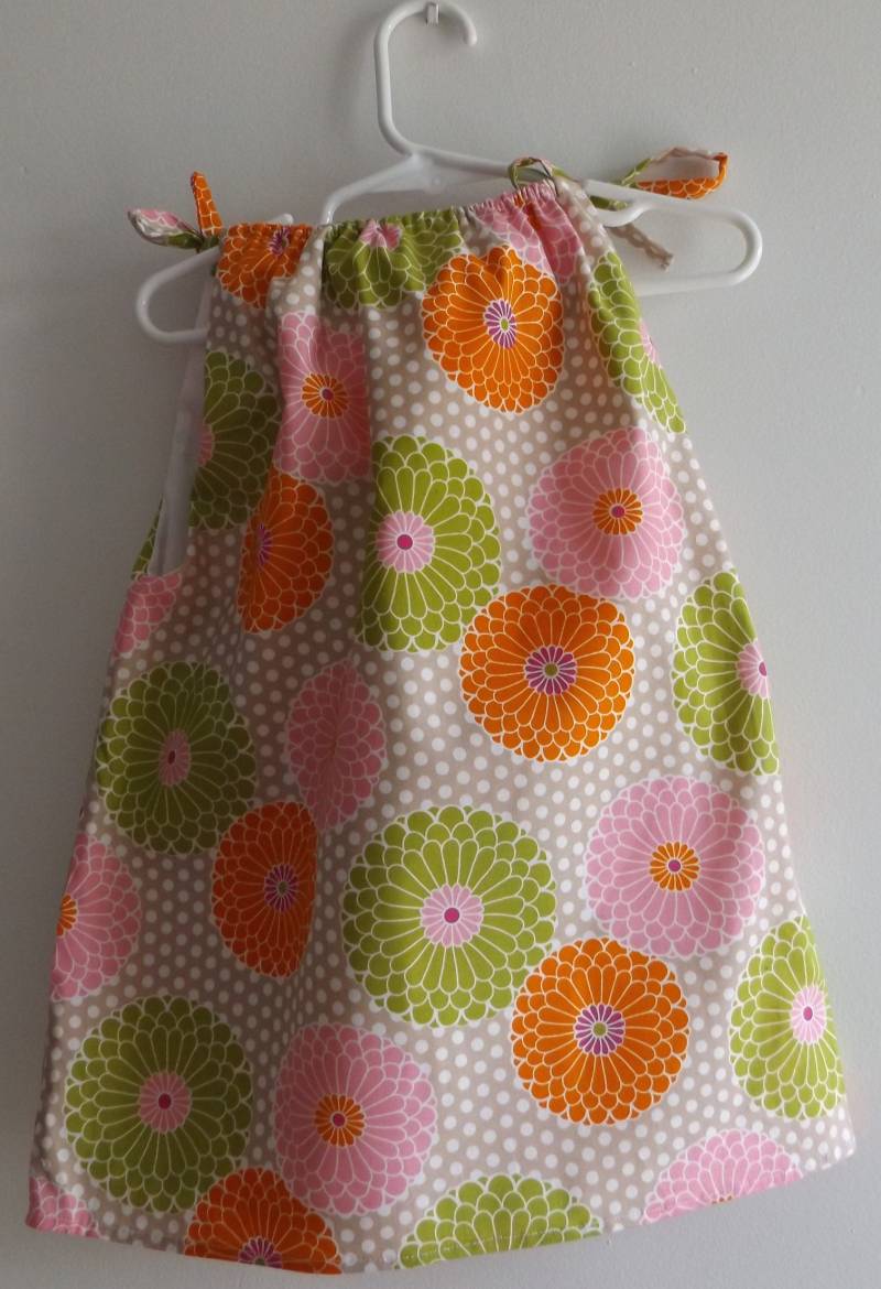 Gefüttert Kleinkind Kleid Oder Tunika in Blumendruck Stoff Vor Grauen Und Weißen Punkt Hintergrund Größe 2T - 4T Grün, Rosa Orange Blumen von LizzieGracesCloset12