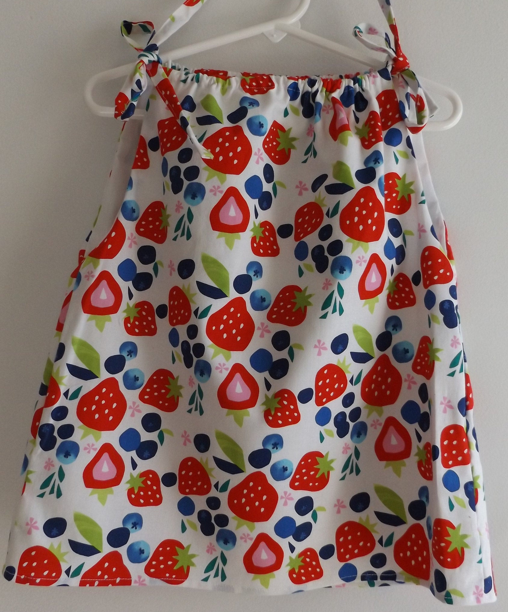 Gefüttert Kleinkind Oder Vorschulkind Kleid Tunika in Koko Lee Stoff Größe 2T Bis 4T Weißen Hintergrund Mit Erdbeeren Und Blaubeeren von LizzieGracesCloset12