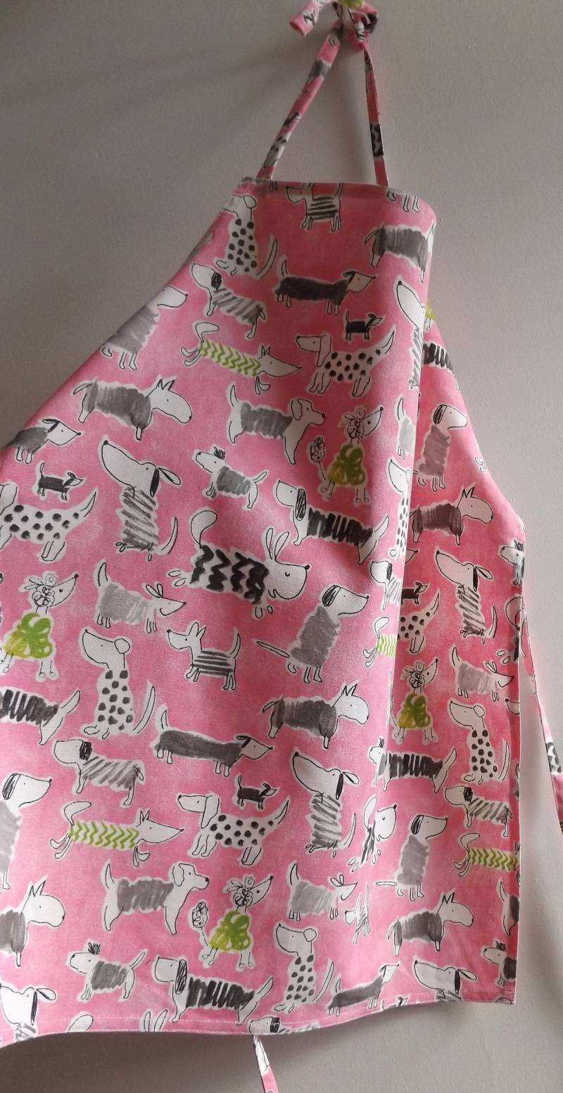 Kinderschürze Aus Waverly-stoff Zurück Zu Schulbedarf Rosa Hintergrund Mit Verschiedenen Hunden in Grau, Grün Und Weiß von LizzieGracesCloset12