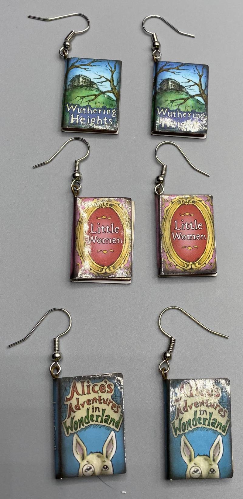 Realisitc Buch Charms Ohrringe von Lizzieslanyards