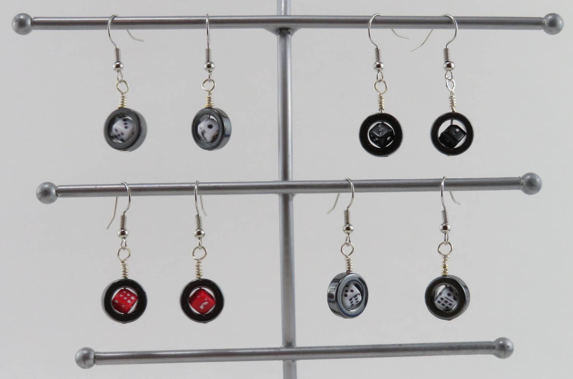 Würfel in Ring Ohrringe, Hämatit Und Perle, Silber, Rot Oder Weiss Würfel in Ring Ohrringe, Hämatit Und Perle, Silber, Rot Oder Weiss von LizzysFancy