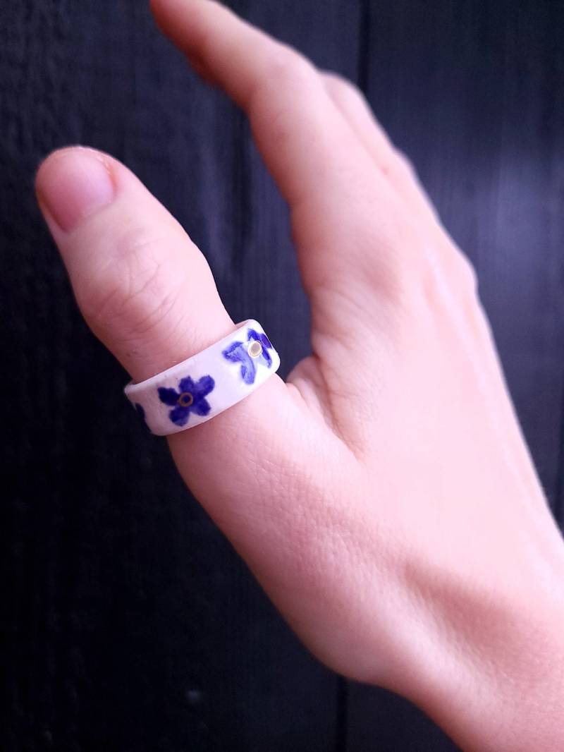 Blaue Blumen, Porzellanring Groß, 22K Gold, Weiß/Blau Blaue Blumen, Porzellanring Groß, 22K Gold, Weiß/Blau von Llorestudio