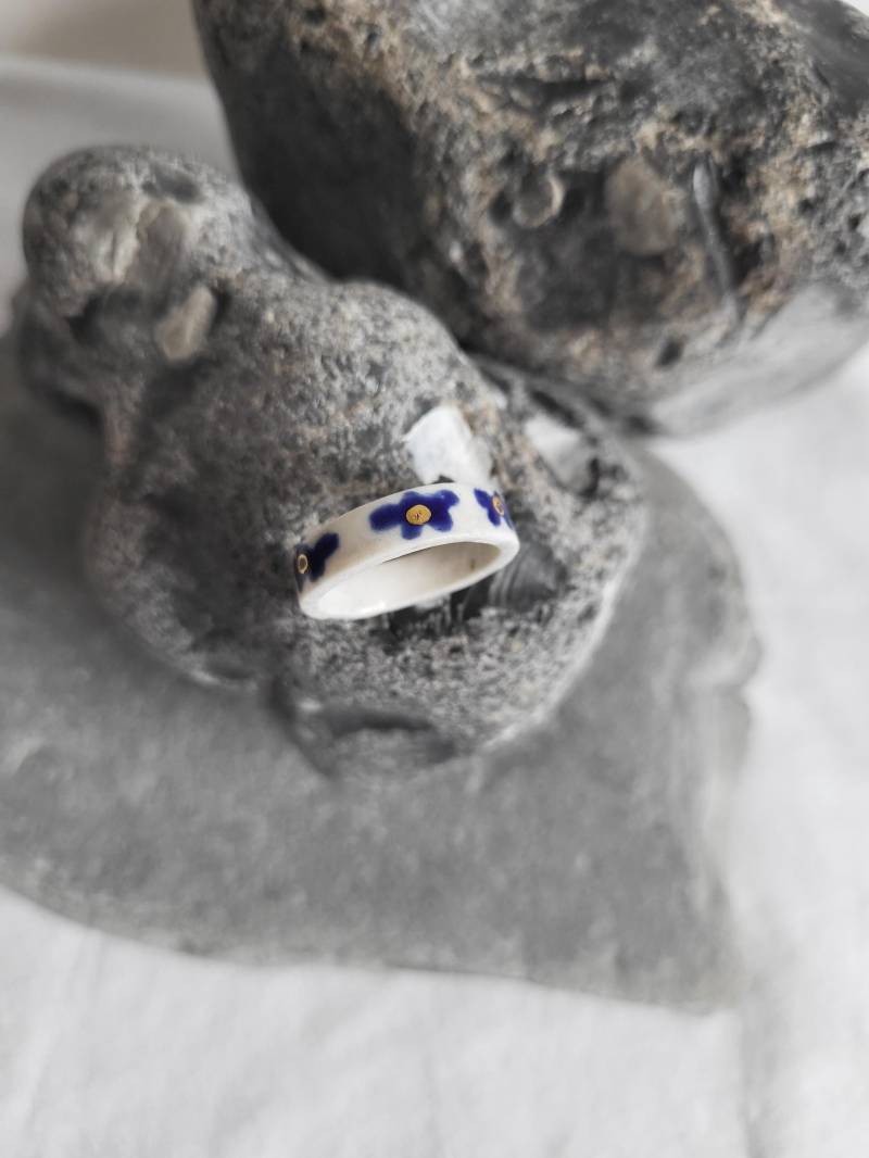 Blaue Blumen, Porzellanring Klein, 22K Gold, Weiß/Blau Blaue Blumen, Porzellanring Klein, 22K Gold, Weiß/Blau von Llorestudio