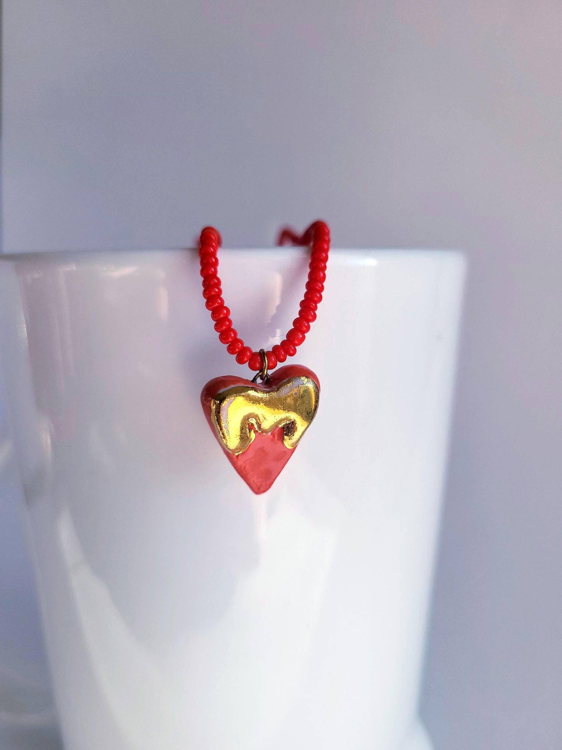 Dripping Heart, Glasperlenkette, 22K Gold, Rot/ Weiß Dripping Heart, Glasperlenkette, 22K Gold, Rot/ Weiß von Llorestudio