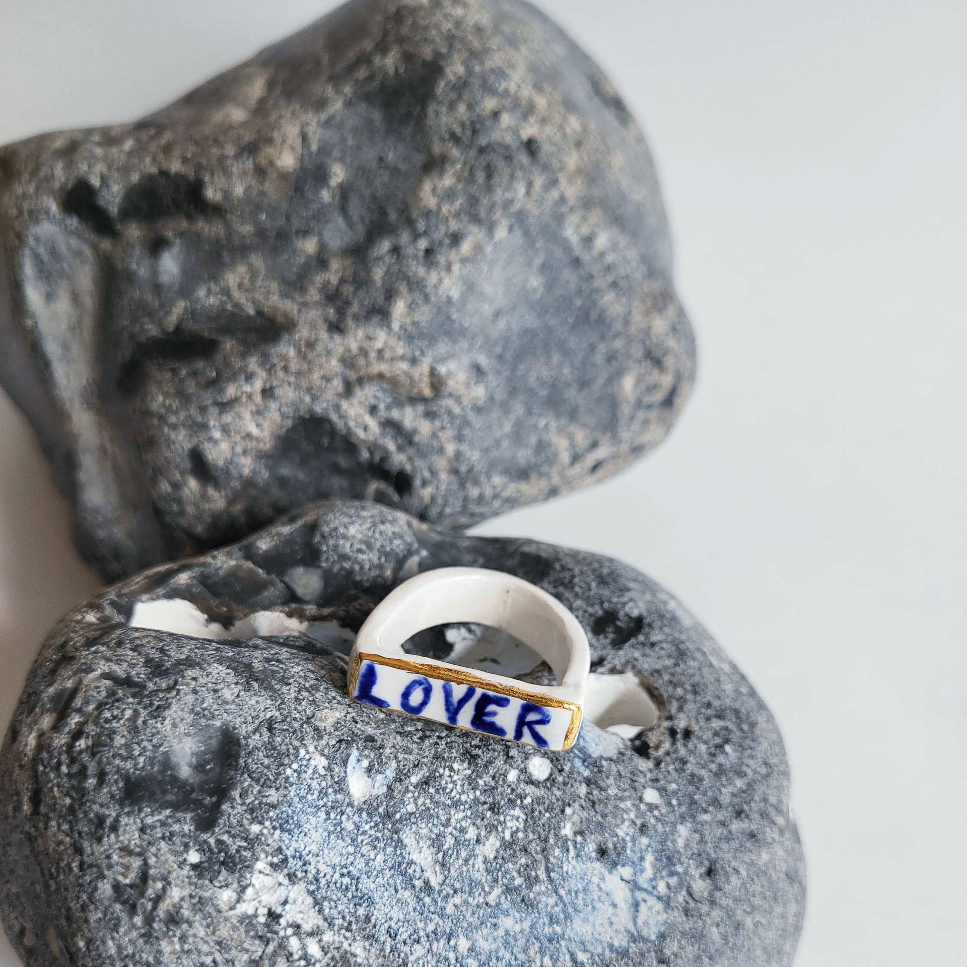 Lover, Porzellanring Balken, 22K Gold, Weiß/Blau Lover, Porzellanring Balken, 22K Gold, Weiß/Blau von Llorestudio