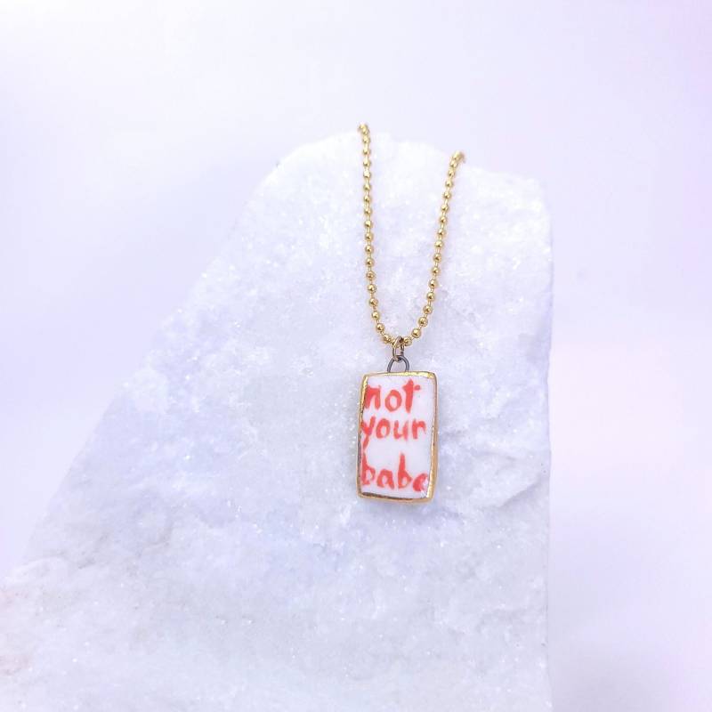 Not Your Babe, Porzellankette, 22K Gold, Weiß/Rot Not Your Babe, Porzellankette, 22K Gold, Weiß/Rot von Llorestudio