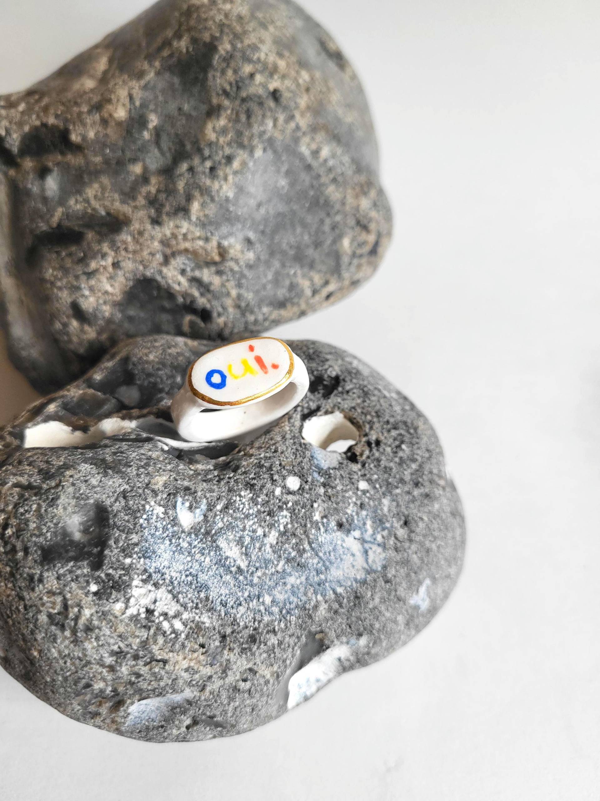 Oui., Porzellanring, 22K Gold, Blau/Gelb/Rot/Weiß Oui., Porzellanring, 22K Gold, Blau/Gelb/Rot/Weiß von Llorestudio