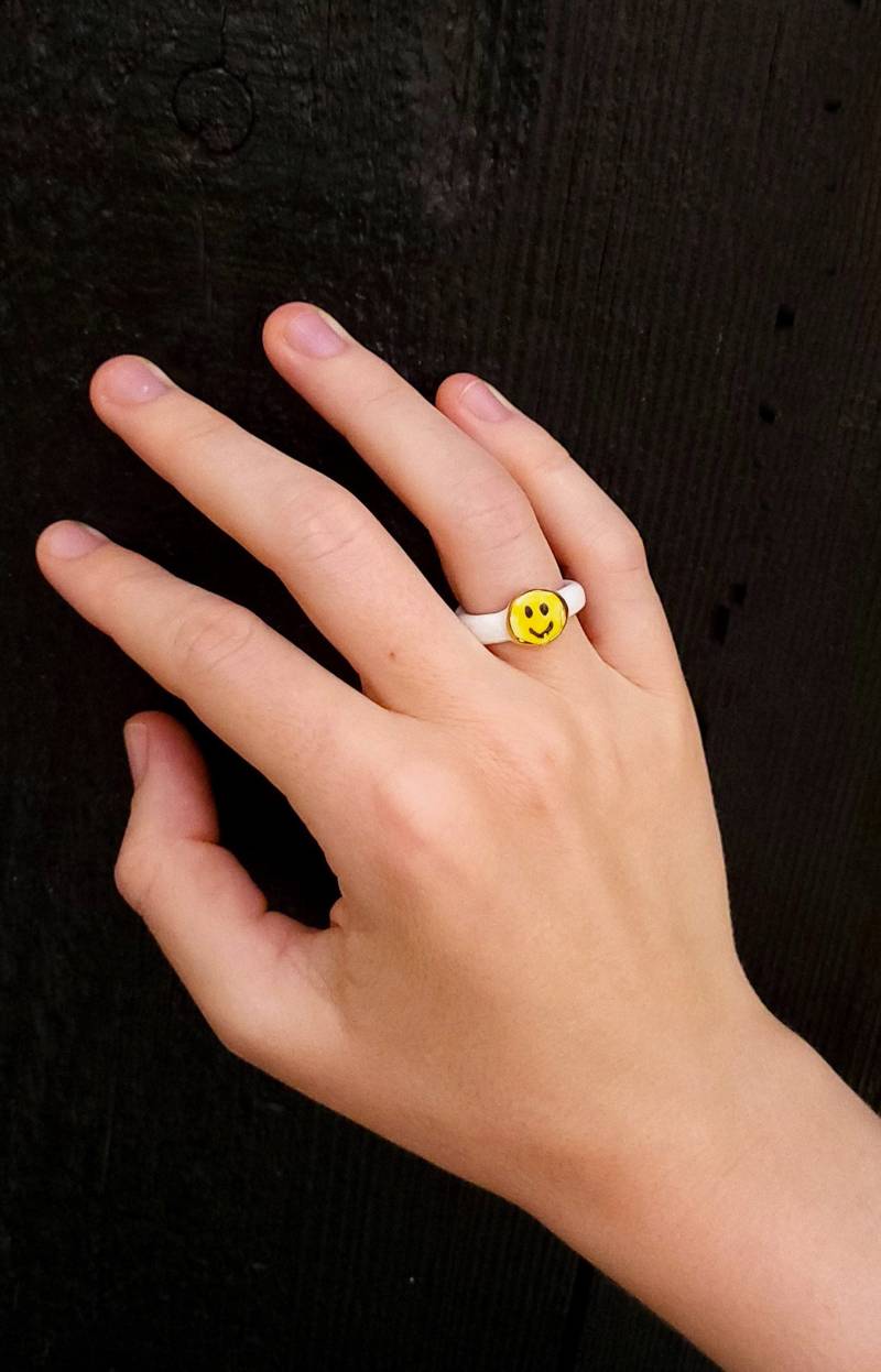 Smiley, 22K Gold, Weiß/Gelb Smiley, 22K Gold, Weiß/Gelb von Llorestudio