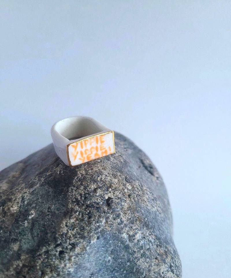 Yippie Yeah, Porzellanring, 22K Gold, Weiß/Orange Yippie Yeah, Porzellanring, 22K Gold, Weiß/Orange von Llorestudio
