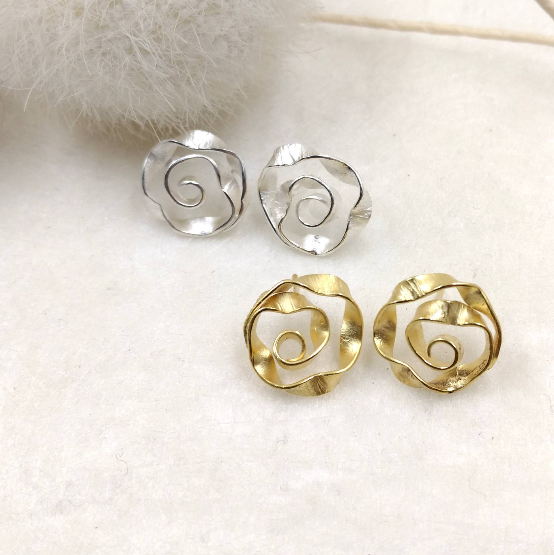Twist - Kleine Silberohrstecker in Mattem Oder 18 Karat Vergoldetem Silber Twist - Kleine Silberohrstecker in Mattem Oder 18 Karat Vergoldetem Silber von LoCuRaCoTiDiaNa