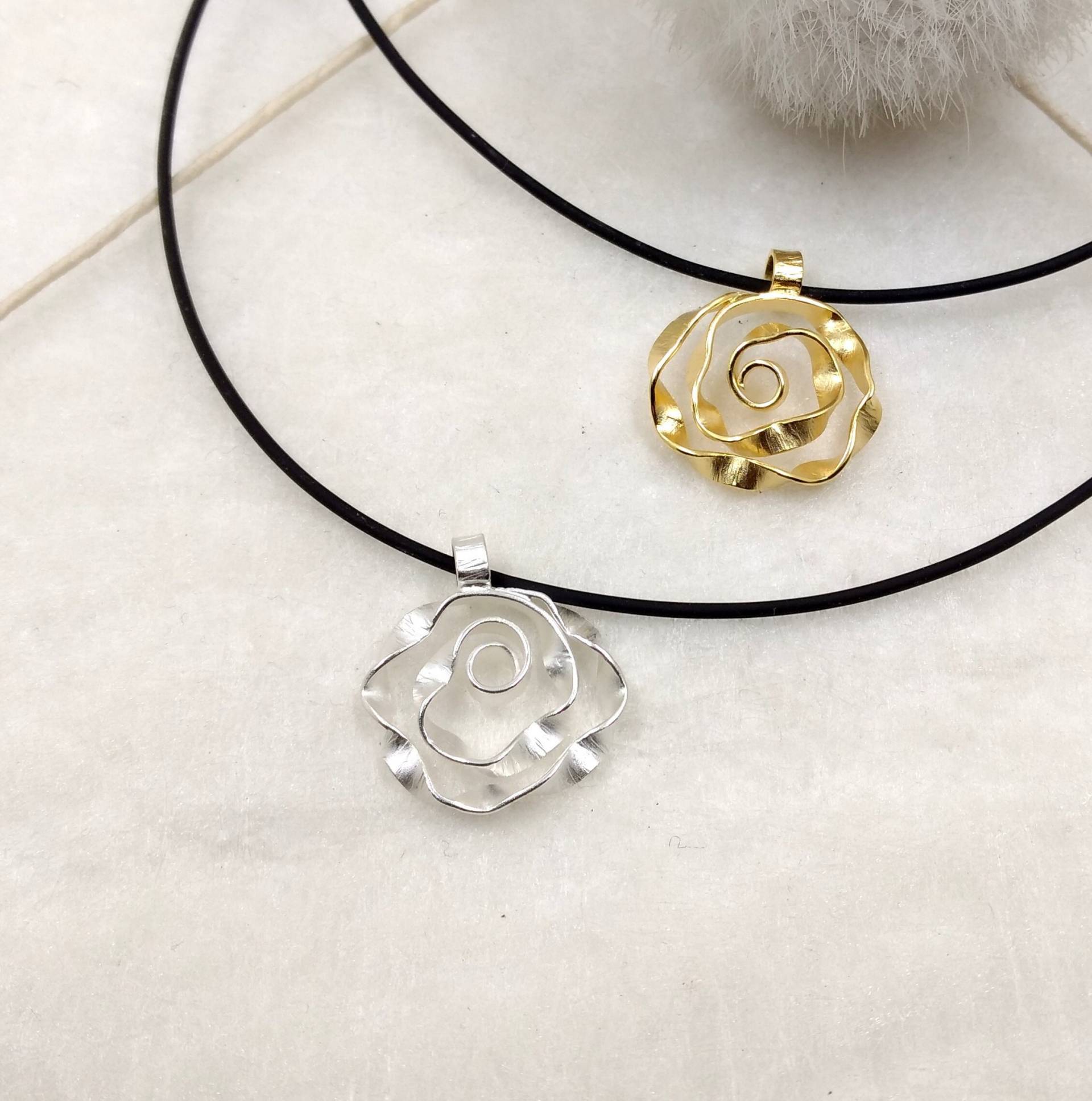 Twist - Kleiner Anhänger in Mattem Oder 18 Karat Vergoldetem Silber Twist - Kleiner Anhänger in Mattem Oder 18 Karat Vergoldetem Silber von LoCuRaCoTiDiaNa