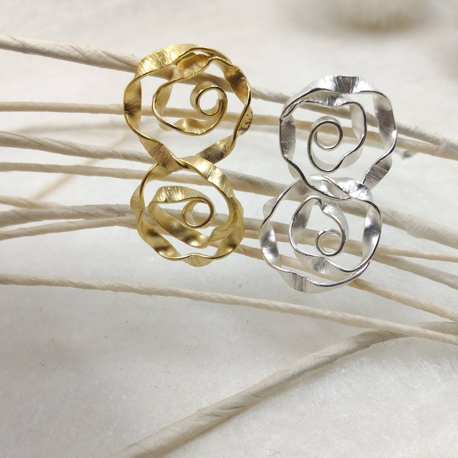 Twist - Langer Ohrring in Mattem Oder 18 Karat Vergoldetem Silber Twist - Langer Ohrring in Mattem Oder 18 Karat Vergoldetem Silber von LoCuRaCoTiDiaNa