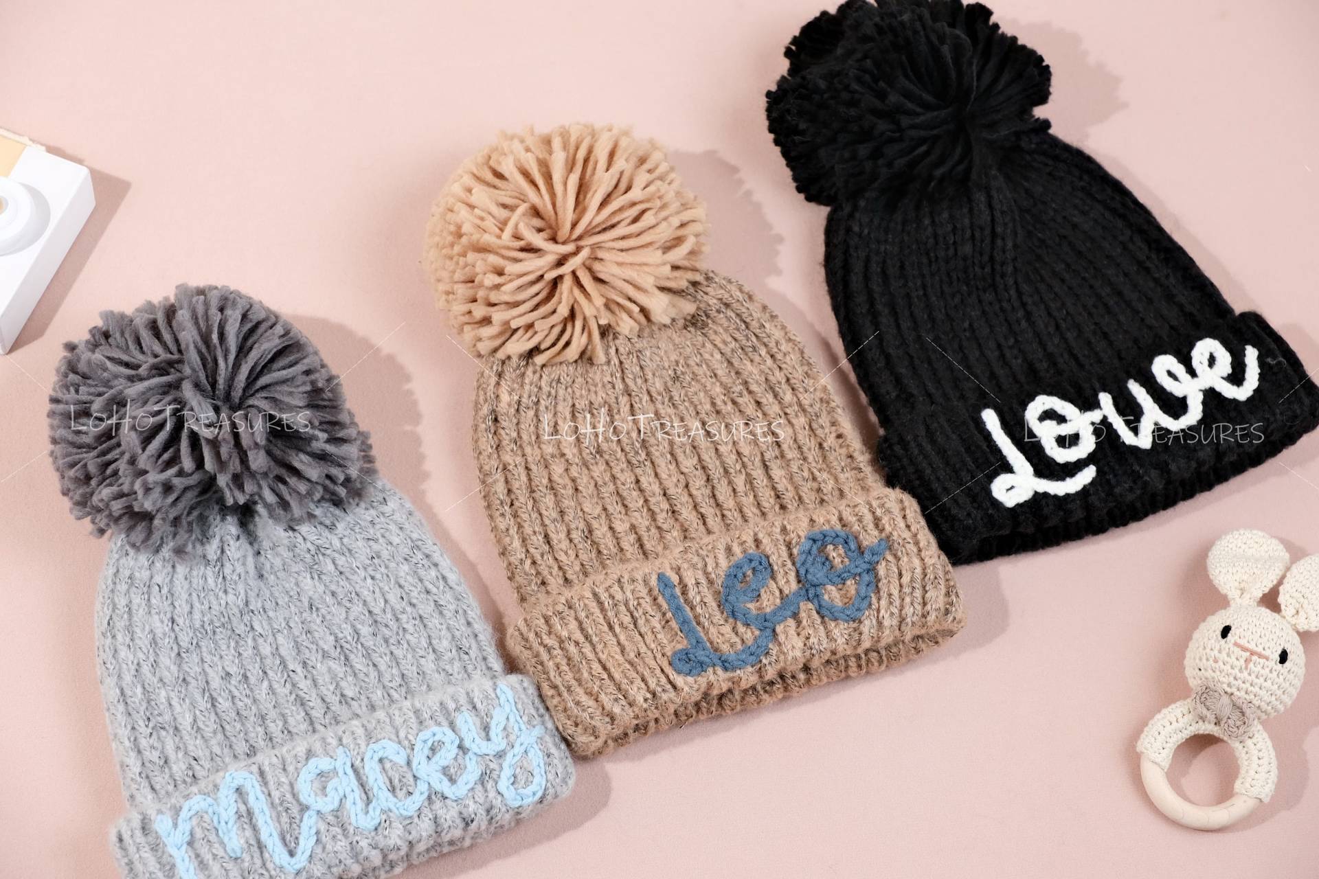 Personalisierte Baby Mütze Mit Pom Muster Bestickte von LoHoTreasures