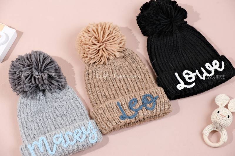 Personalisierte Baby Mütze Mit Pom Muster Bestickte von LoHoTreasures